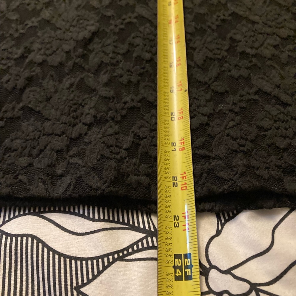 Woman’s lace top size large - Picture 9 of 10